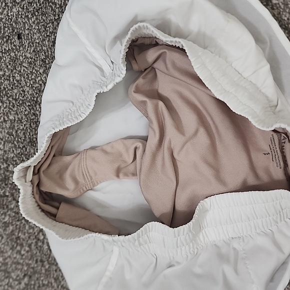 Athleta White mesh racer run short 4" small - Picture 4 of 4